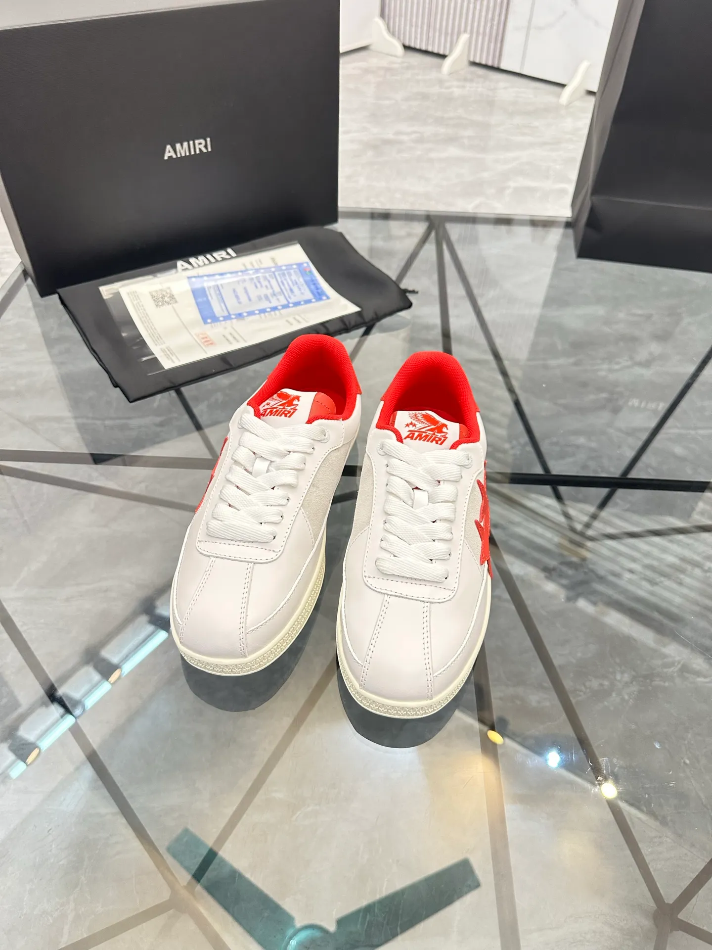 Men's shoes: 💰P560¥ Guangzhou top quality Product trademark: AMIRI* "Amir*" low-top casual shoes Regular size: 39-44 (can be customized to 45) Product material: imported first-layer cowhide leather upper, breathable lining, original outsole. Number: 525